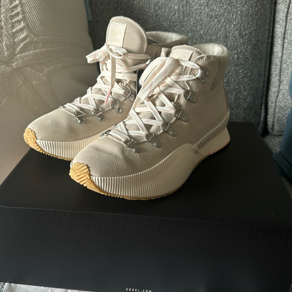 SOREL Out N About III Conquest Snow Boot - Chalk/Sea Salt Size 10